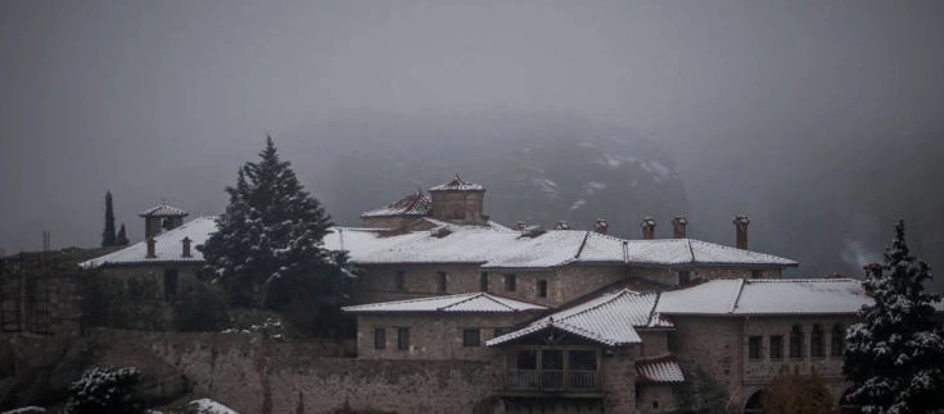 Μαγευτικές εικόνες από τα χιονισμένα μετέωρα (φωτο)